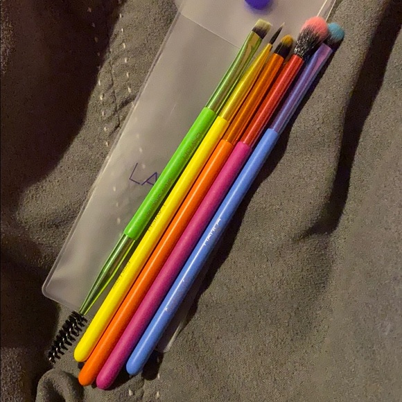 Lavish Brush Collection - Picture 2 of 2